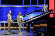 Moderator Alexander Bommes mit der Kandidatin Nina Sophia Graf und dem Jäger Sebastian Jacoby.