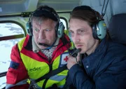 Isak fliegt an den Ort des Unglücks zurück, wo sein Bruder verschüttet wurde.