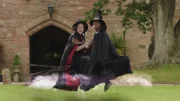 Mildred (Bella Ramsey) konnte sich gerade noch auf Ediths (Tamara Smart) Hexenbesen retten, als ihr eigener Besen in der Luft kaputt ging.