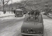 "Ausflug ins Gestern", "Winter in der Stadt." Zeitreise zurück in die 50er und 60er. Ein unterhaltsamer Rückblick auf das letzte Jahrhundert.Winter in der Stadt im Jahre 1958. Der hektische Pulsschlag Wiens ist schneebedingt ruhiger geworden. Kinder spielen im Schnee während Schneearbeiter ihrer Arbeit nachgehen.