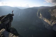 Alex Honnold blickt über den Rand des Glacier Point im Yosemite National Park. Er war gerade 2000 Fuß vom Talboden aufgestiegen.