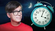 Machen wir uns zu viel Stress mit dem Schlaf? Die Angst vor Schlaflosigkeit kann auch zu Einschlafproblemen führen. Doch wie entkommt man diesem Teufelskreis? Ist es nicht völlig normal, nachts wachzuwerden? Ausreichend Schlaf ist wichtig, das wissen wir. Was aber tun, wenn der Schlaf nicht kommt, wenn die Nacht nicht die gewünschte Erholung bringt? Wirkt Melatonin? Oder nutzt eine Schlafmaske? "Quarks" zeigt, was hilft und was nicht – wissenschaftlich erwiesen. - Ralph Caspers moderiert die Sendung.
