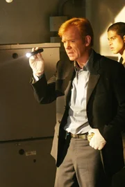 Lt. Horatio Caine (David Caruso, li.) und Eric Delko (Adam Rodriguez) haben durch den Mord einer jungen Frau Hinweise auf ein M&auml;dchenhandelring erhalten. Auf der Suche nach den M&auml;dchen haben die beiden eine hei&szlig;e Spur.