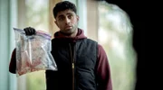 Eddie Suleman (Azan Ahmed) hält die Tatwaffe in der Hand.