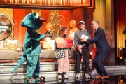 "Lass dich überwachen" moderiert von Jan Böhmermann. Im Bild: Jan Böhmermann, Kandidatin Saskia und Sänger Bosse