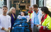 Rieke Machold (Liza Tzschirner, mi.) wird von der Notärztin (Sarah Arntz, re.), begleitet von ihrer sehr besorgten Freundin Miriam (Christina Petersen, 2.v.li.), in die Sachsenklinik eingeliefert. Dort werden sie von Dr. Kai Hoffmann (Julian Weigend, 2.v.re.) und Kris Haas (Jascha Rust, li.) in Empfang genommen.