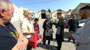 Silvia, Harald und Loredanas Freund Servet bringen einen Kofferraum voller Spenden für die Erdbebenopfer in Manavgat. Die Dankbarkeit der Empfänger berührt sie, ebenso die Begegnung mit Flüchtlingen.