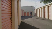 Mann zwischen Gebäuden stehend