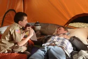 "The Middle", "Der neue Job." Nachdem Frankie ihren Abschluss als Zahnarzthelferin gemacht hat, begibt sie sich auf Jobsuche. Bei den Bewerbungsgesprächen stellt sich heraus, dass Frankie Probleme hat ihre positiven Eigenschaften zu nennen. Axl und seine Band haben ihren ersten bezahlten Auftritt. Alles wäre toll, wenn sich nicht Sue andauernd in einmischen würde. Und Brick ist den Pfadfindern beigetreten. Im Bild (v.li.): Atticus Shaffer (Brick Heck), Neil Flynn (Mike Heck).