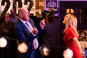 Hubert (Berndhard Ulrich) tanzt mit Uschi (Silke Popp) auf der Silvesterparty im Brunnerwirt.