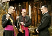 Der Jesuitenpater Bernhard (Ulrich Gebauer, re.) hat Bischof Hemmelrath (Hans-Michael Rehberg, Mitte) nebst Adlatus Mühlich (Gilbert von Sohlern) zu einem Jagdausflug eingeladen.