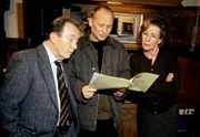 Kommissar Ehrlicher (Peter Sodann, links) und Kommissar Kain (Bernd Michael Lade, mitte) haben das Testament der ermordeten Maximiliane Schlösser gefunden und konfrontieren mit dessen Inhalt die Assistentin Dr. Ursula Hertel (Karin Gregorek, rechts).