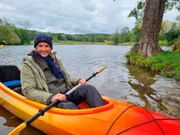 Judith Rakers startet ihre Reise im Süden der Masuren mit einer Kajak-Tour auf dem bekanntesten Wasserweg - der Krutynia.