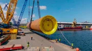 Riesenrohre als Windkraftfundament: Rostock Port ist zu einem Lebensnerv der Offshore-Industrie geworden.