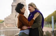 Miriam (Christina Petersen, re.) und Rieke (Liza Tzschirner, li.) haben sich gefunden und genießen jede Minute miteinander.