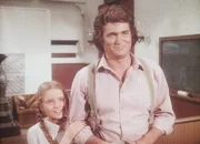 Nur mit Hilfe ihres Vaters gelingt es Laura (Melissa Gilbert, l.), für ihr Recht zu kämpfen. Im Kampf gegen den tyrannischen Lehrer zeigt sich Charles (Michael Landon, r.) unerschrocken und stolz.
