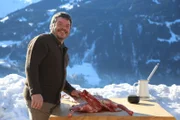 Harald Bitschnau bereitet ein Lamm zu