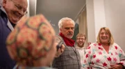 Dass Bernd (Bernhard Schütz, M.) ausgerechnet Hospizbewohner mit dem Tode bedroht, finden diese ziemlich komisch.