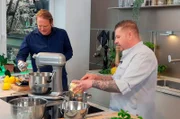 Ob beim Kochen oder Backen: Zitrone verleiht vielen Gerichten den richtigen Pfiff. Wie? Das verraten Spitzenköche Björn Freitag (l) und Kay Baumgardt.