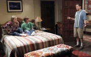 Durch seine tiefe Persönlichkeitskrise, die darin gipfelt, dass er sich für Charlie hält, fühlen sich Jake (Angus T. Jones, M.) und Megan (Macey Cruthird, l.) von Alan (Jon Cryer, r.) gestört ...