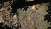 Die geschnitzte Steintafel, die in den Ruinen der Akropolis entdeckt wurde. Diese Tafel wäre eine von vielen Schnitzereien gewesen, die die Akropolis schmückten. Die Hieroglyphen erzählen die Geschichte von der Gründung eines Königreichs namens Sak Tz'Äôi'Äô oder Weißer Hund. Die Glyphe 'ÄúWhite Dog'Äù ist beleuchtet. (National Geographic)
