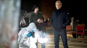 Kommissar Van der Valk (Marc Warren, re.) und seine Kollegin Lucienne Hassell (Maimie McCoy, li.) finden eine seltsame Spur am Tatort.