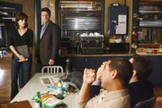 Zwei Mordfälle beschäftigen Kate (Stana Katic, l.), Castle (Nathan Fillion, 2.v.l.), Javier (Jon Huertas, 2.v.r.) und Kevin (Seamus Dever, r.). Um das Ganze interessanter zu machen, wetten Ryan und Esposito mit Castle darum, welches Team seinen Fall zuerst aufklärt.