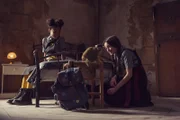 Edith Nachtschatten kommt neu an die Akademie und freundet sich mit Mildred Hoppelt an. Verbotenerweise hat sie ihr Äffchen Muddel mitgebracht.