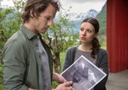 Malin (Julia Hartmann) zeigt Isak (David Rott), was für ein Projekt sein Bruder plante.