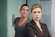 Die erste Begegnung zwischen der neuen Direktorin Sürth (Susanne Schäfer, re.) und Walter (Katy Karrenbauer) verläuft recht ruppig.