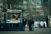 Mitten auf dem Kurfürstendamm steht der ultramoderne „Robista“ Coffeeshop, der gerade zum Tatort wurde.