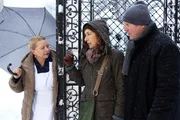 ARD/rbb TATORT: ABGRÜNDE, die Haushälterin des pensionierten Generals Fichtenberg lässt die beiden Polizeiermittler nur widerwillig ins Haus.