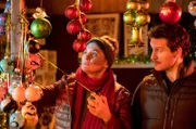 Christine Schremmer (Julia Thurnau, l.) mit ihrem Freund und Kollegen Olli Neumann (Dominik Weber, r.) sorgt sich um ihre Schwester, die auf dem Weihnachtsmarkt einen epileptischen Anfall erlitten hat.