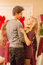 Pierce (Milo Manheim, l.); Taylor Otto (Meg Donnelly, r.)