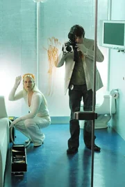 Calleigh Duquesne (Emily Procter, li.) und Ryan Wolfe (Jonathan Togo) sichern auf der Toilette eines "In-Clubs" die Spuren des Mordes an der jungen Jenny Price.