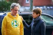 Vicky Adam (Katja Danowski, r.) befragt Torsten Hahn (Jörn Knebel, l.). Dieser wurde von der Müllabfuhr in letzter Minute aus dem Müllcontainer gefischt. An seine Identität kann er sich nicht erinnern und auch nicht, wie er in den Container gelangt ist.