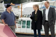 Julia Klug (Friederike Kemter, M.) und Johannes Sonntag (Matthias Klimsa, r.) erkundigen sich bei Werner Jankowski (Roland Avenard, l.) über die Eheleute Ansbach.