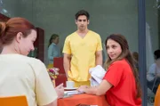 Arzu (Arzu Bazman, r. mit Komparsin, l.) wundert sich über Kirans (Daniel Rodic, M.) Verhalten. Droht seine Lüge aufzufliegen?