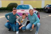 Fans mit Richy Müller (r.) vor seinem Auto im Hof des BHZ Stuttgart, bei dem er seit einigen Jahren Schirmherr ist.