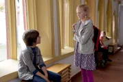 Paul (Julian König, l.) und Nina (Amelie Marshall, r.) tauschen Pausenbrote.