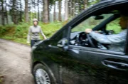 Lale (Yeliz Simsek, l.) läuft Miro (Pablo Sprungala, r.) aus Versehen vors Auto und vor Schreck hält er sie für Greta.