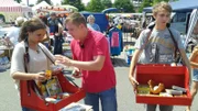 Trödelprofi Otto Schulte (Mitte) bespricht mit Selina und Lukas die Bauchladenaktion auf dem FlohmarktTrĂ¶delprofi Otto Schulte (Mitte) bespricht mit Selina und Lukas die Bauchladenaktion auf dem Flohmarkt