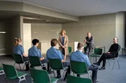 Eine junge Schutzpolizistin hat sich das Leben genommen. Ihr letzter Anruf ging an eine ehemalige LKA-Größe, die inzwischen an der Polizeiakademie lehrt: Susanne Bonard (Corinna Harfouch). Ehe sich Karow (Mark Waschke) versieht, steht sie für die Ermittlungen in diesem Fall an seiner Seite. Die Kommissare stoßen auf ein rechtes Netzwerk und müssen feststellen, dass sie größeren Zusammenhängen gegenüberstehen als gedacht. Susanne Bonard (Corinna Harfouch) ist zum Direktor der Polizeiakademie Hans Lompert (Jörg Pose) zitiert worden. Götz Lennart (Thomas Niehaus, rechts) lauscht den Anschuldigungen.