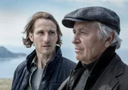 Thore (Henry Hübchen, rechts) macht seinem Sohn Isak (David Rott) schwere Vorwürfe, weil dieser einst seinen Heimatort verließ.