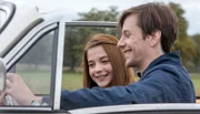 Clara (Lisa-Marie Koroll) und Yannick (Jonathan Beck) tuckern im Wartburg durch die Thüringische Landschaft.