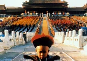 Pu Yi (Richard Vuu), der letzte Kaiser Chinas, im Alter von drei Jahren vor seinem Volk