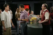 Alan (Jon Cryer, M.) zeigt bemerkenswerten Einfallsreichtum, wenn es darum geht, sich vor dem Bezahlen zu drücken. Charlie (Charlie Sheen, l.) ist es jedoch langsam leid, ständig für seinen Bruder mitzahlen zu müssen und will ihm die Schnorrerei vergelten ...