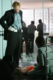 In einem angesagten Nachtclub wird eine junge Frau erstochen. Lt. Horatio Caine (David Caruso, li.) macht sich ein erstes Bild vom Tatort. Alexx Woods (Kandi Alexander, re.) macht eine interessante Entdeckung: Die Tote hat einen unter der Haut transplantierten Mikrochip.