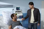 Marco (Salvatore Greco, re.) präsentiert Richard (Silvan-Pierre Leirich) das Ergebnis des Vaterschaftstest.