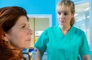 Vera Bader (Claudia Wenzel, li.) hat das Leben mit Alzheimer keinen Sinn mehr. Dr. Lea Peters (Anja Nejarri, re.) rät ihr zur medikamentösen Behandlung.